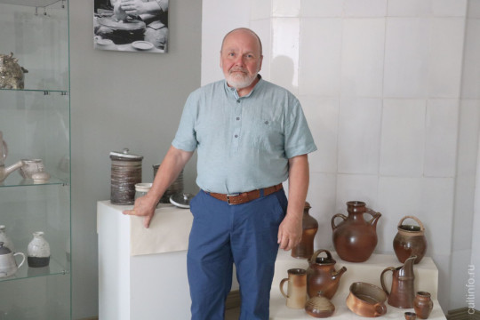 Изделия гончара Владимира Холщагина и керамика из села Шелоты представлены на выставке в Центре ремесел